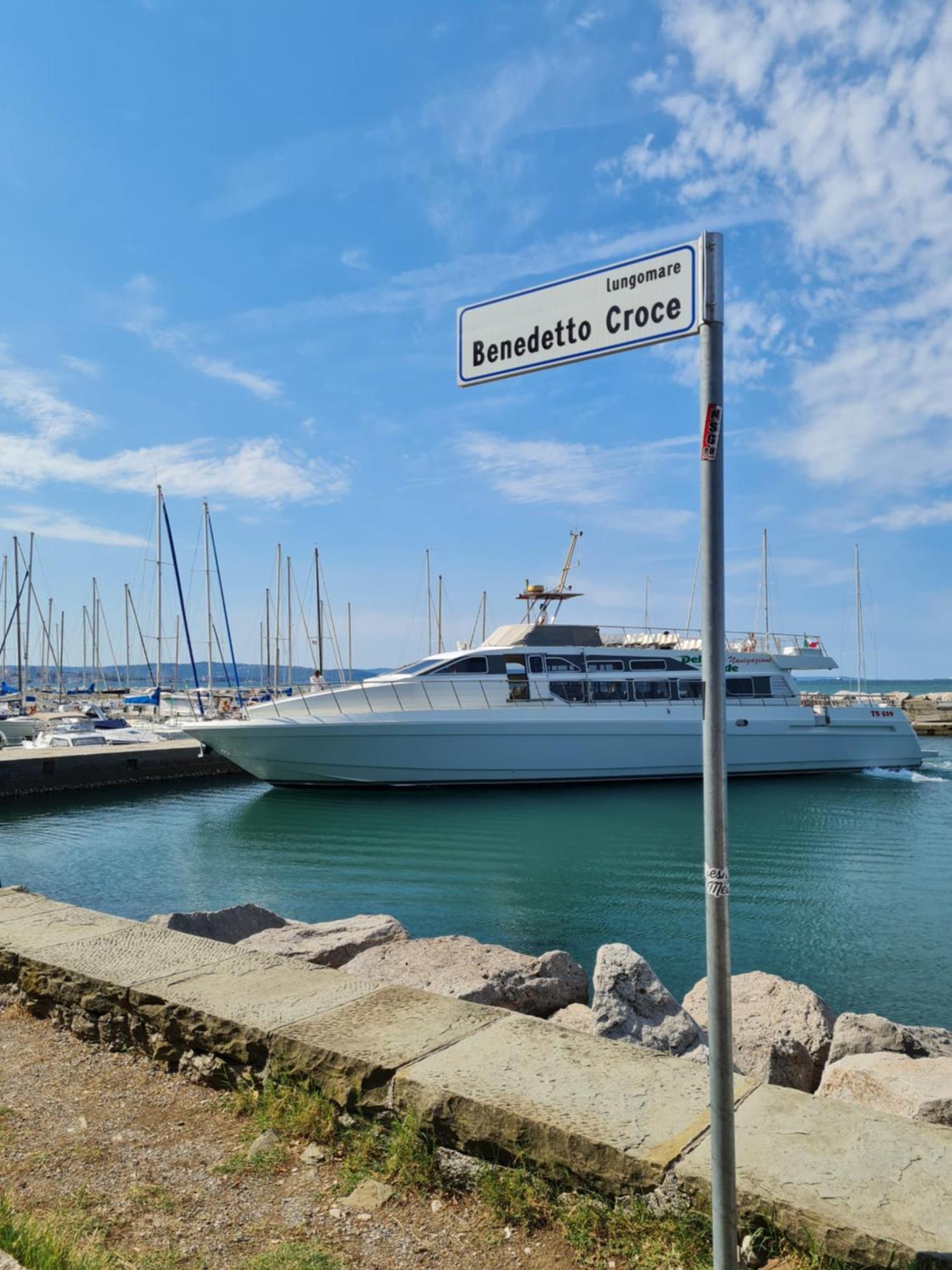 Medium Miramare Appartamento Sogno Sul Mare Trieste Luaran gambar